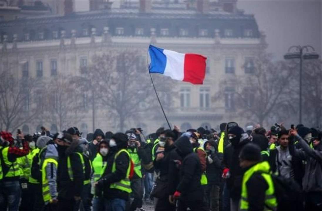 فرنسا تعلّق الزيادات على أسعار المحروقات بعد احتجاجات "السترات الصفراء"