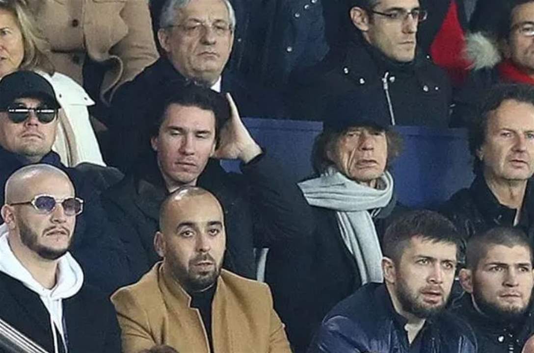 القذافي في ملعب بين الجمهور في باريس؟! 