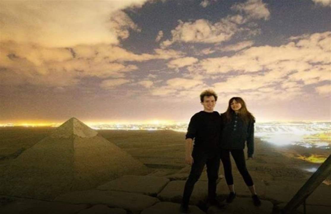 مصوّر أجنبي ينشر "فيديو اباحي" مع صديقته أعلى "هرم خوفو"!