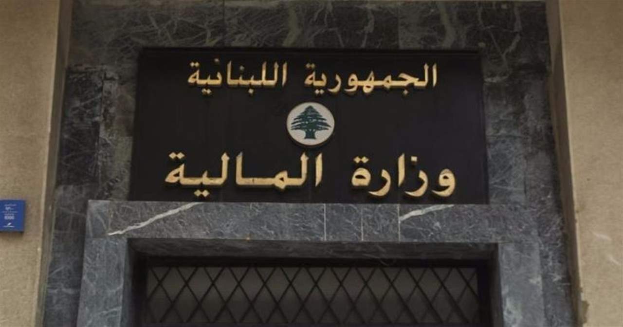 مفتشون يقومون بجرد وتفتيش الصناديق التابعة لوزارة المالية في عدد من الوزارات والإدارات