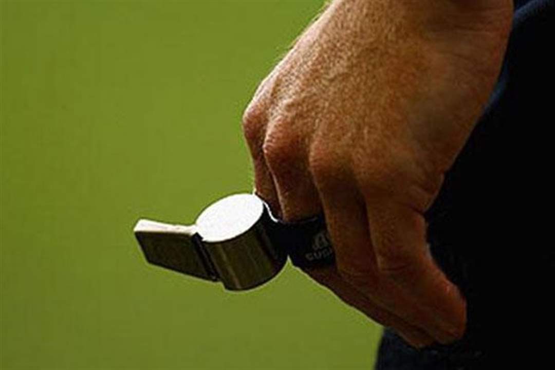 بالفيديو: مدرب يركع على رجليه أمام الحكم طالباً زيادة الوقت المحتسب بدل عن ضائع!