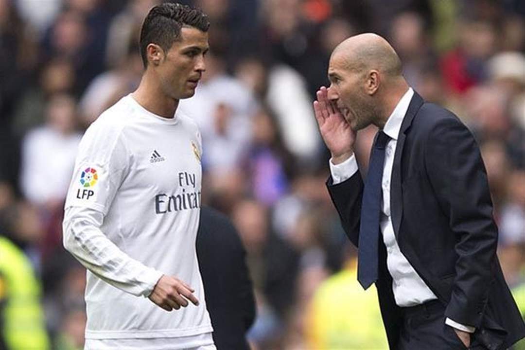 بالصورة: خيارات صادمة للفرنسي زين الدين زيدان .. إستبعد كريستيانو رونالدو من تشكيلة أفضل لاعبي كرة القدم في العالم!