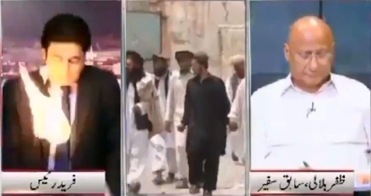 بالفيديو - في مشهد مثير ومفاجئ.. مذيع تلفزيوني يحترق على الهواء مباشرة