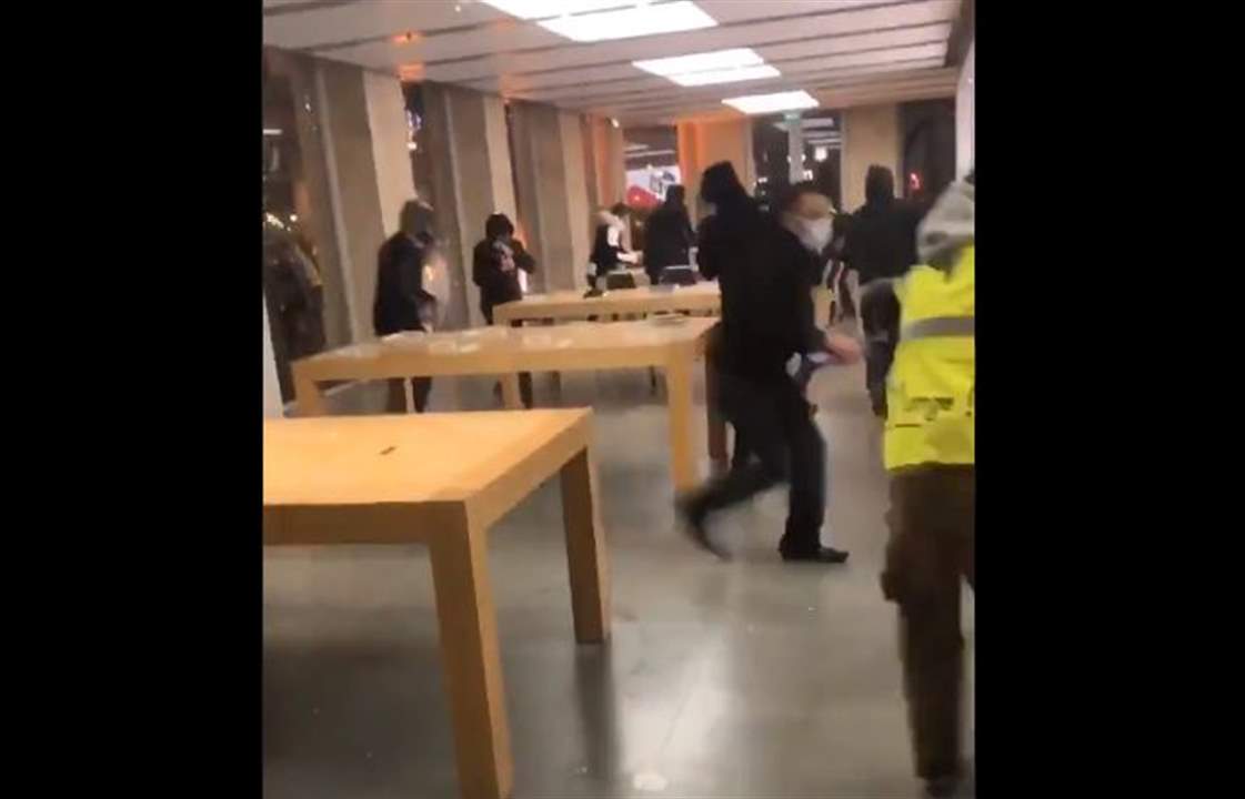 وسط حالة من الفوضى... ملثمون يقتحمون متجر أبل في مدينة بوردو الفرنسية وينهبونه بالكامل