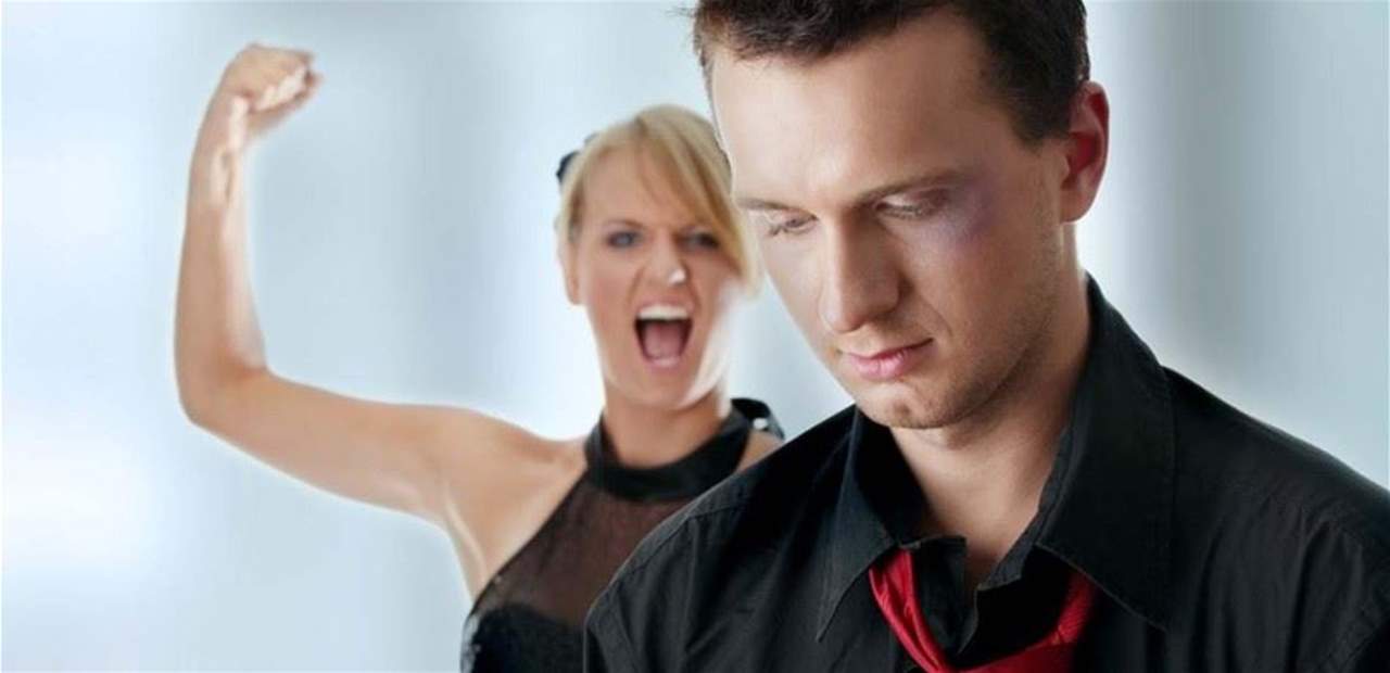 إمرأة عارية تطارد رجلاً على الطريق وتحاول الاعتداء عليه جنسياً!