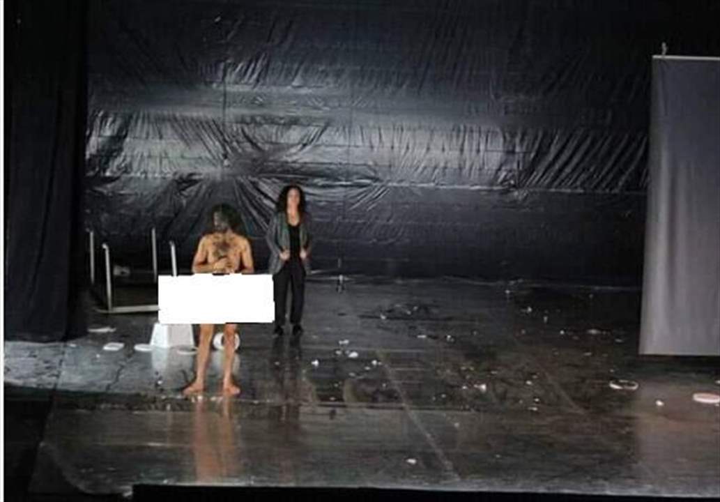 بالصور- ممثل سوري يظهر عارياً بالكامل أمام الجمهور على خشبة المسرح 