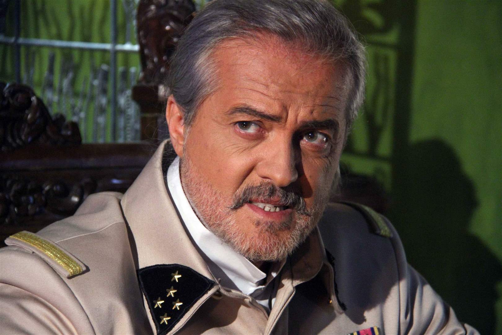 وزير الإعلام السوري يكافئ الفنان اللبناني بيار داغر...ويعامله بطريقة مميزة 