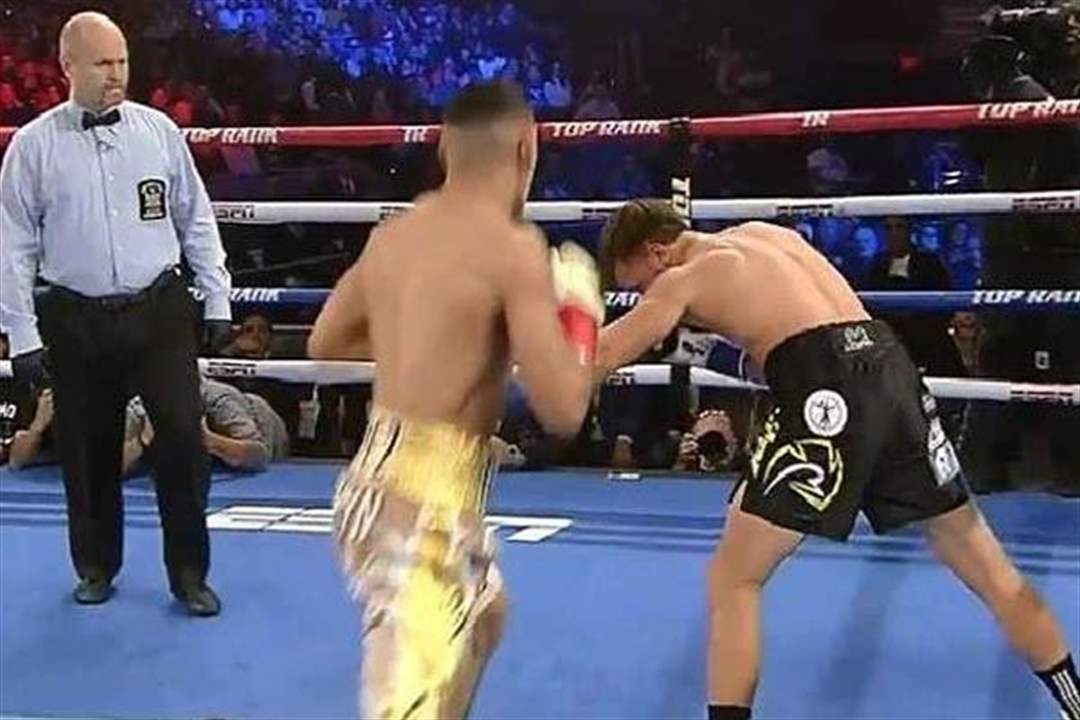 بالفيديو: الملاكم الشاب يُجهز على خصمه بضربة قاضية "مميتة" ليتهاوى بطريقة دراماتيكية بعد 44 ثانية فقط!