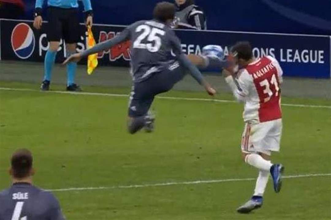 بالفيديو: طرد مستحق للألماني توماس مولر بعد تدخل "قاتل" على خصمه!