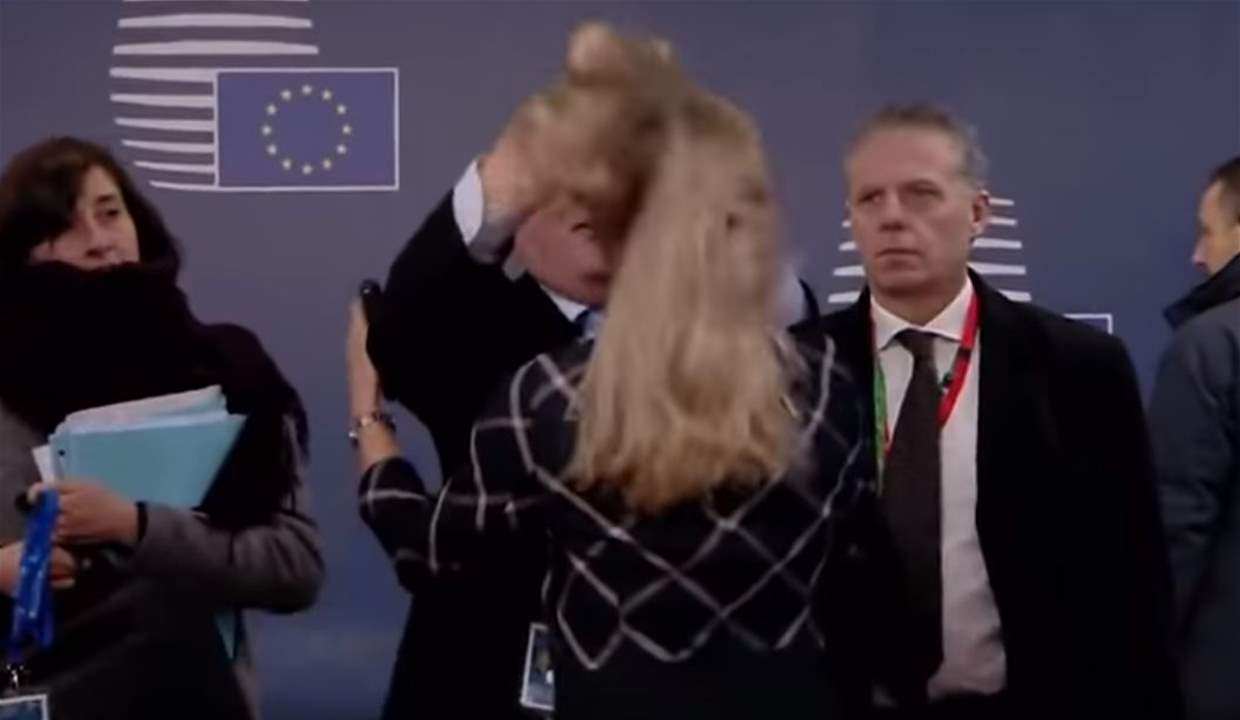 بالفيديو - فضيحة جديدة لمسؤول أوروبي بارز مع سيدة.. هل كان في حالة سكر؟