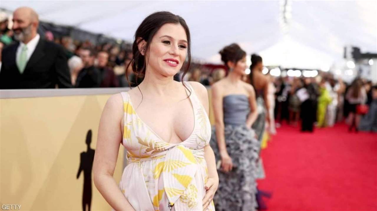 ممثلة تتهم زميلها بالتحرش... حمل مرآة فوقها وهي تستحم ورقص عاريا أمامها