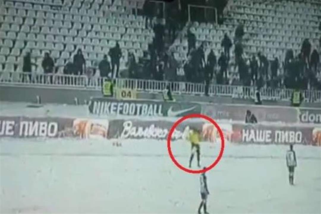 بالفيديو: جماهير الفريق لم تجد وسيلة للإعتراض على الحكم سوى بإستعمال الثلوج التي غطت الملعب!