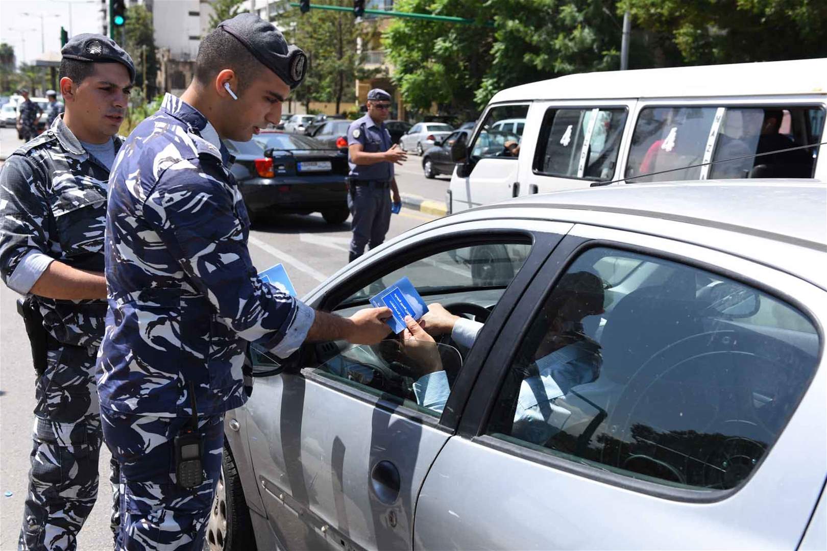 سيارة شبح تعترض عنصراً من قوى الأمن.. تلاسن وتدافش وتهديد بالقتل!