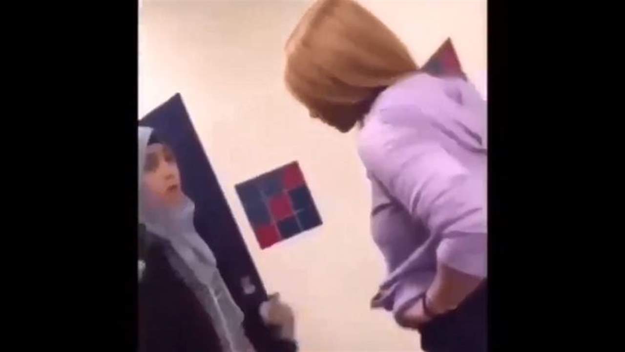 فيديو- فتاة أميركية تعتدي بالضرب المبرح على لاجئة سورية!