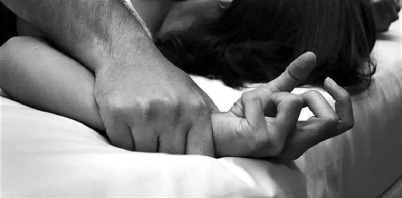 أجبر إبنته على مشاهدة الأفلام الإباحية ثم إغتصبها.. وخوفاً من إفتضاح أمره قتلها!