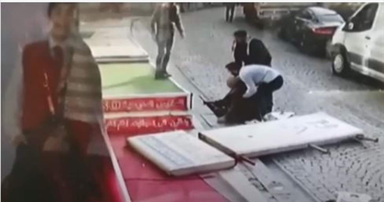 بالفيديو- نجاة عجوز باعجوبة بعدما فاجأه "الموت من أعلى!