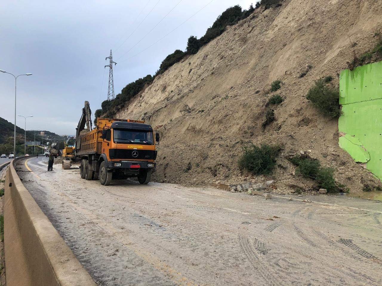 الجرافات بدات بجرف الاتربة عن اوتوستراد حامات