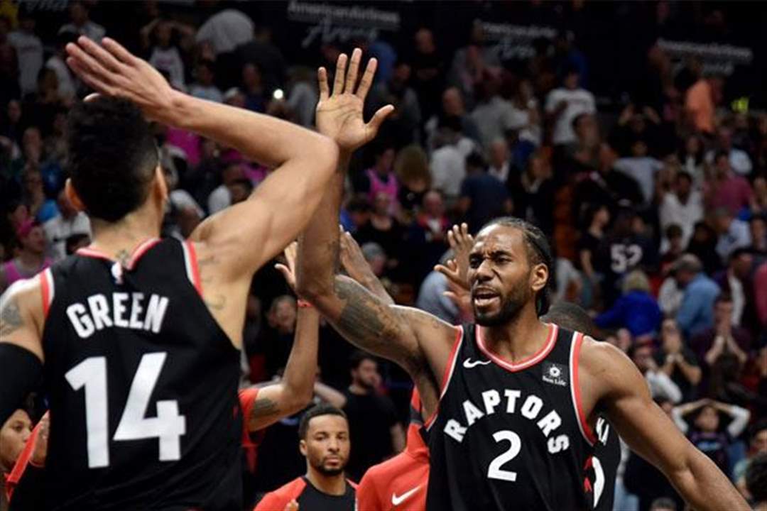 ليونارد يقود تورونتو رابتورز للفوز على شيكاغو بولز 