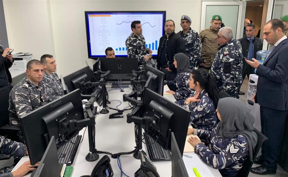 بالصور - الحريري يزور غرفة عمليات شرطة بيروت 