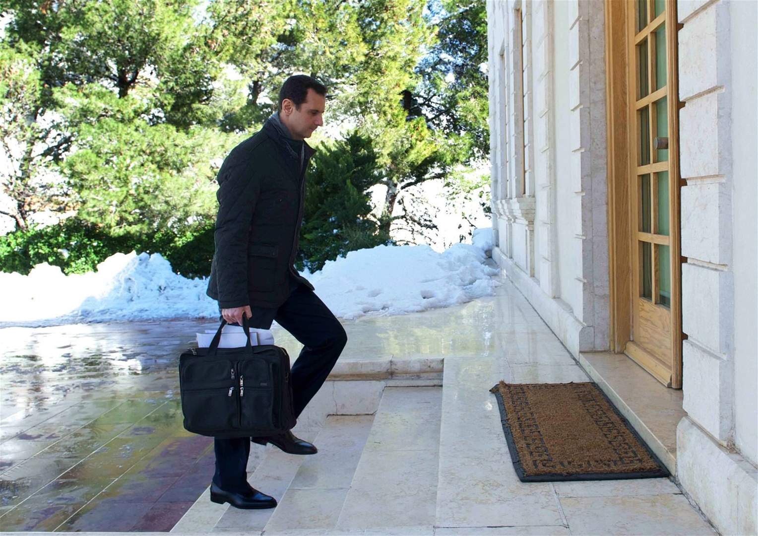 بالفيديو… الرئاسة السورية تعرض كواليس حياة الأسد وعقيلته في القصر الجمهوري!