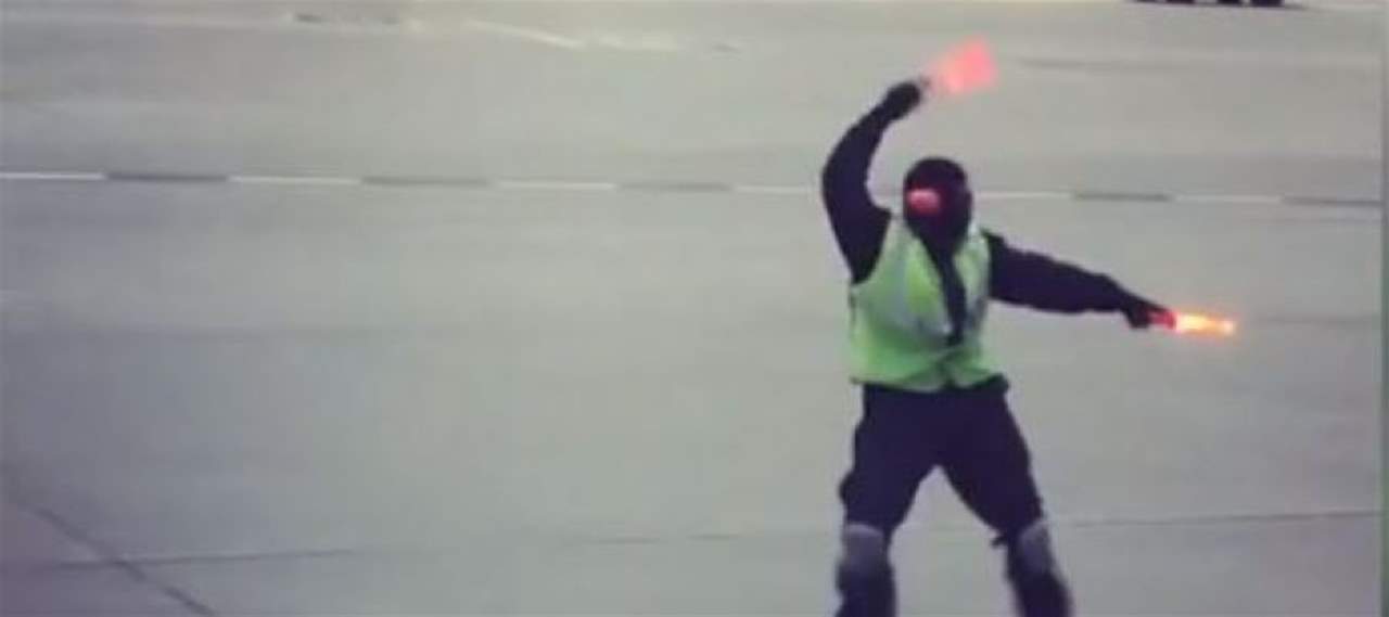 بالفيديو- عامل في المطار يرقص بعصاه المضيئة على مدرج الإقلاع!