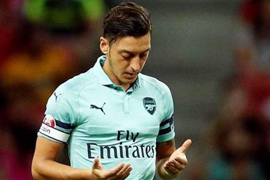 بالصورة: هدية مميزة للألماني مسعود أوزيل .. قطعة من كسوة الكعبة في منزله بلندن!