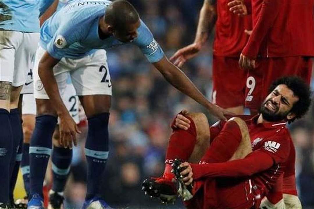 بالفيديو: تدخل قائد فريق مانشستر سيتي "العنيف" كاد ينهي موسم محمد صلاح بطريقة قاسية!