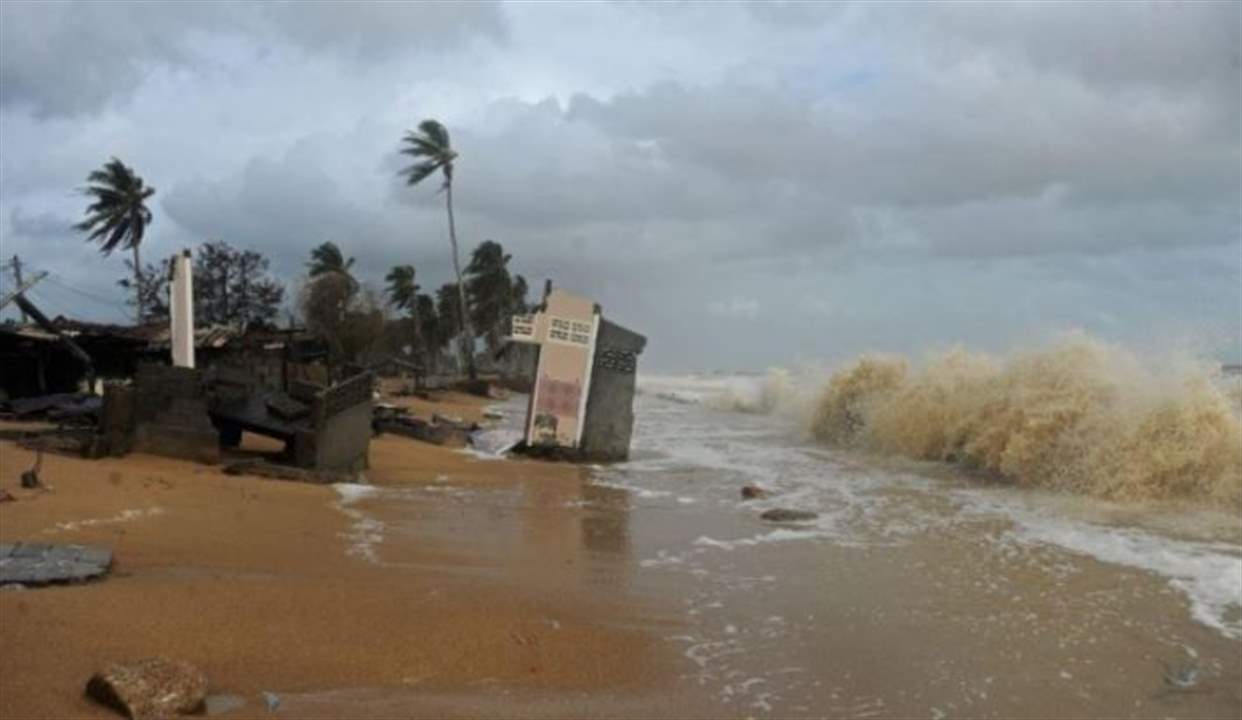 مئات السياح عالقون في خليج تايلاند بسبب عاصفة بابوك الإستوائية