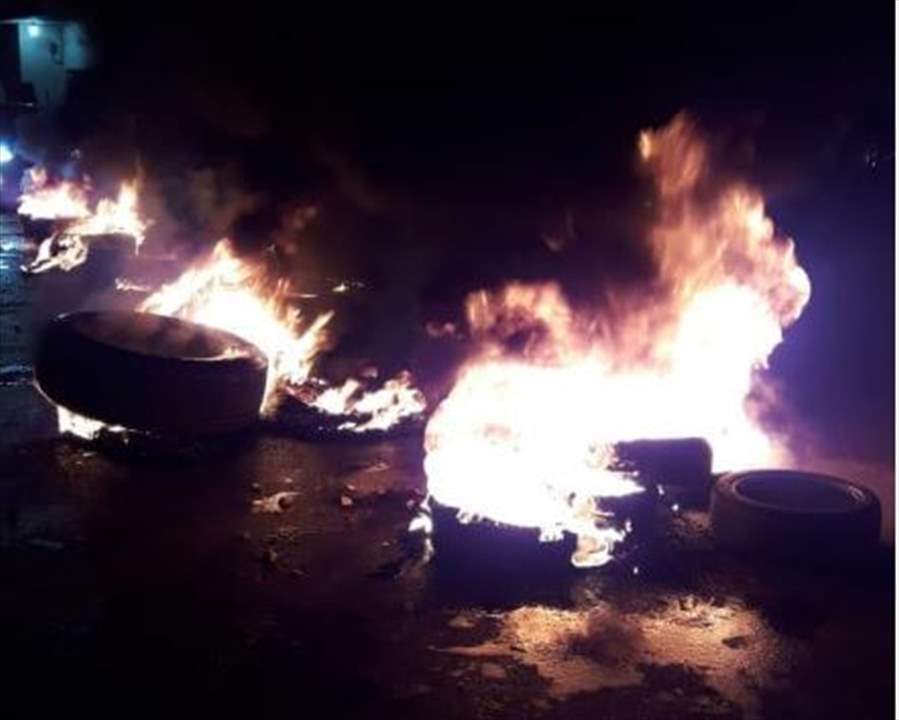 مراسل "الجديد": أهالي رويسات الجديدة يقطعون الطريق احتجاجاً على طمر نفايات طبية بالقرب من المنازل