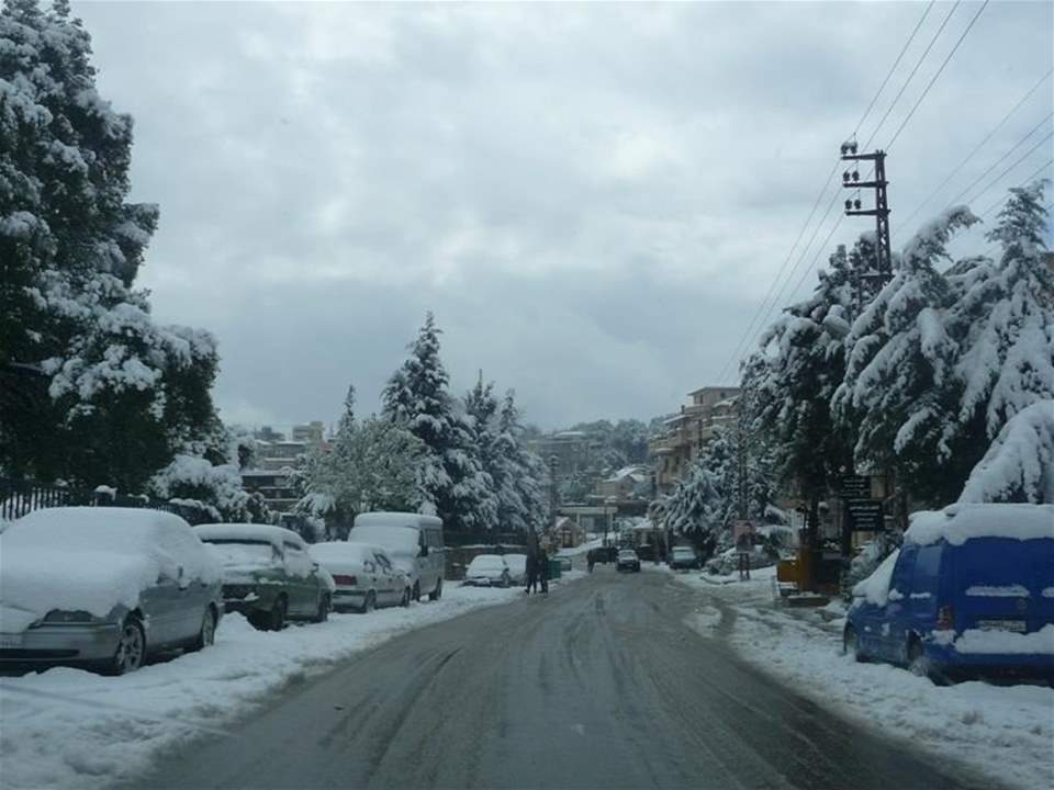 انهيار جدار دعم على آليات الدفاع المدني في شحيم