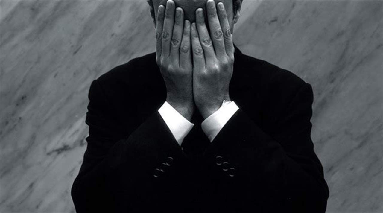 نجم شهير إعتدى جنسياً على نادل.. وتسجيل مصور يفضح الأمر!