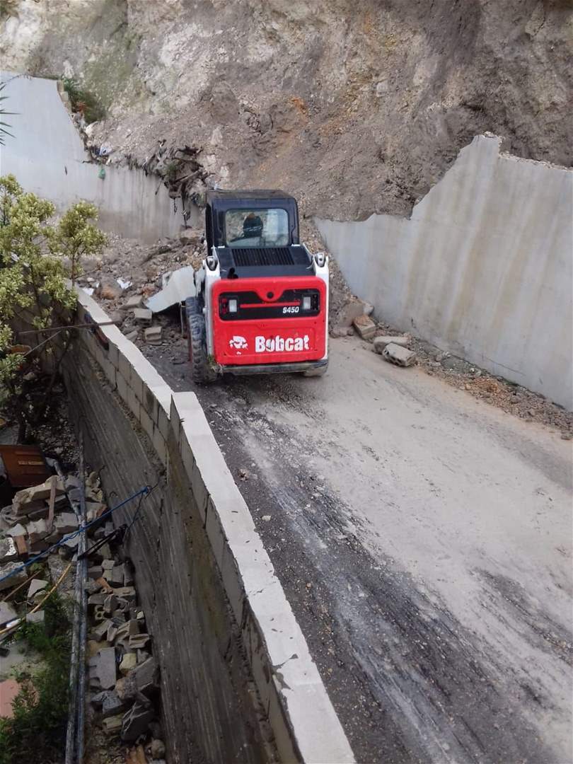 بالصور: إنهيار حائط دعم للمرة الثانية في بقسطا بسبب الأمطار 