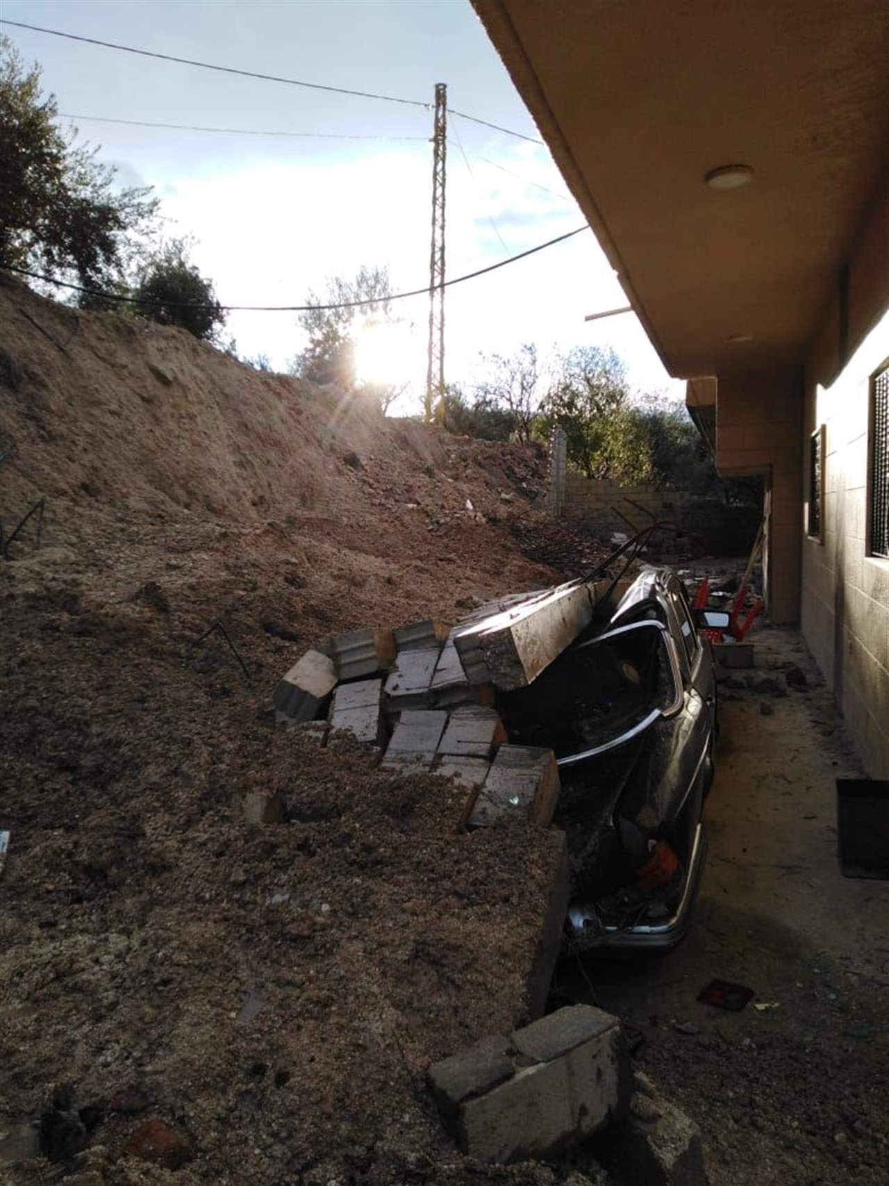 بالصور- نجاة مواطن باعجوبة بعد انهيار حائط اسمنتي على سيارته في عكار