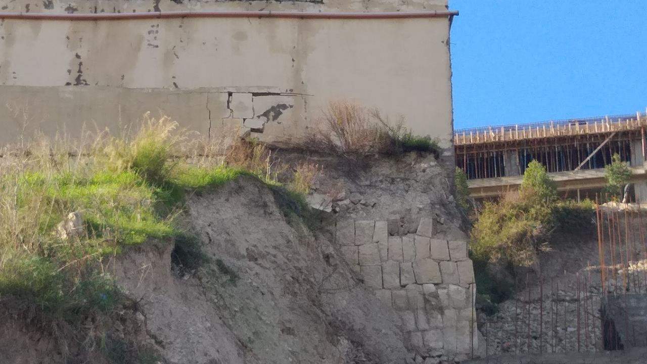 بالصور- انهيار تربة وصخور يهدد مبنى قيد الإنشاء في بقسطا  