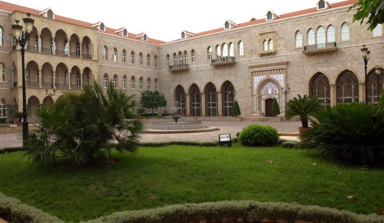 بدء الجلسة المخصصة لمتابعة اضرار العاصفة في بيت الوسط برئاسة الحريري وحضور وزراء الزراعة المالية والداخلية والاشغال ورئيس مجلس الاتماء والاعمار نبيل الجسر ومحافظو المناطق وامين عام الهيئة العليا للاغاثة اللواء محمد خير