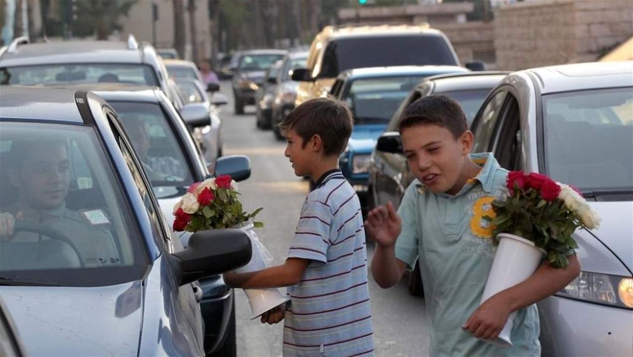 في بيروت- يرمي بأولاده في الشارع ليعود عند الثالثة فجراً لجمع "الغلة" منهما!