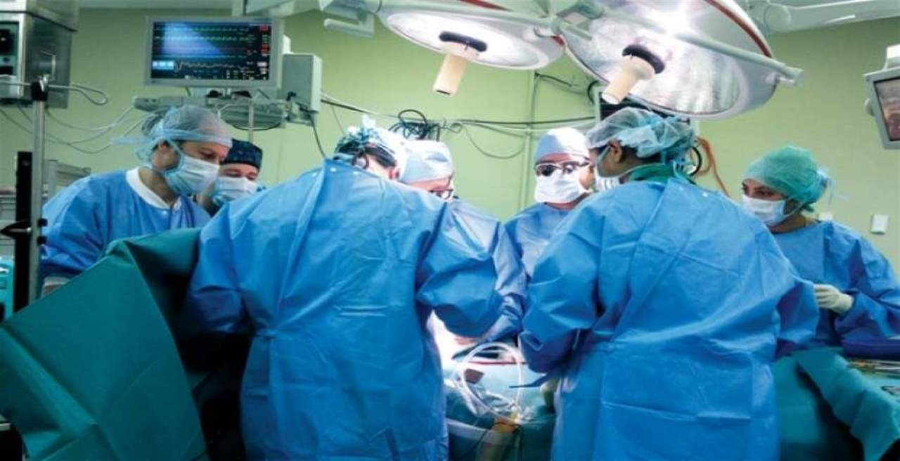 بالصورة- طبيب جراح ينام في غرفة العمليات