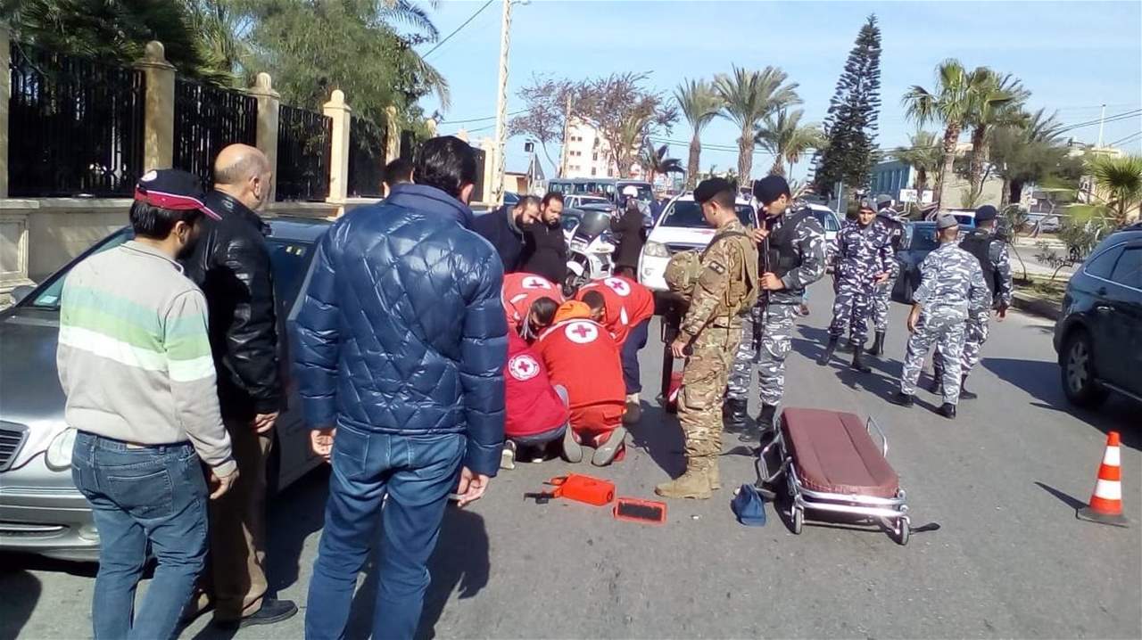 بالصور- سيارة تصدم رجلاً مسناً أمام مسجد في صيدا