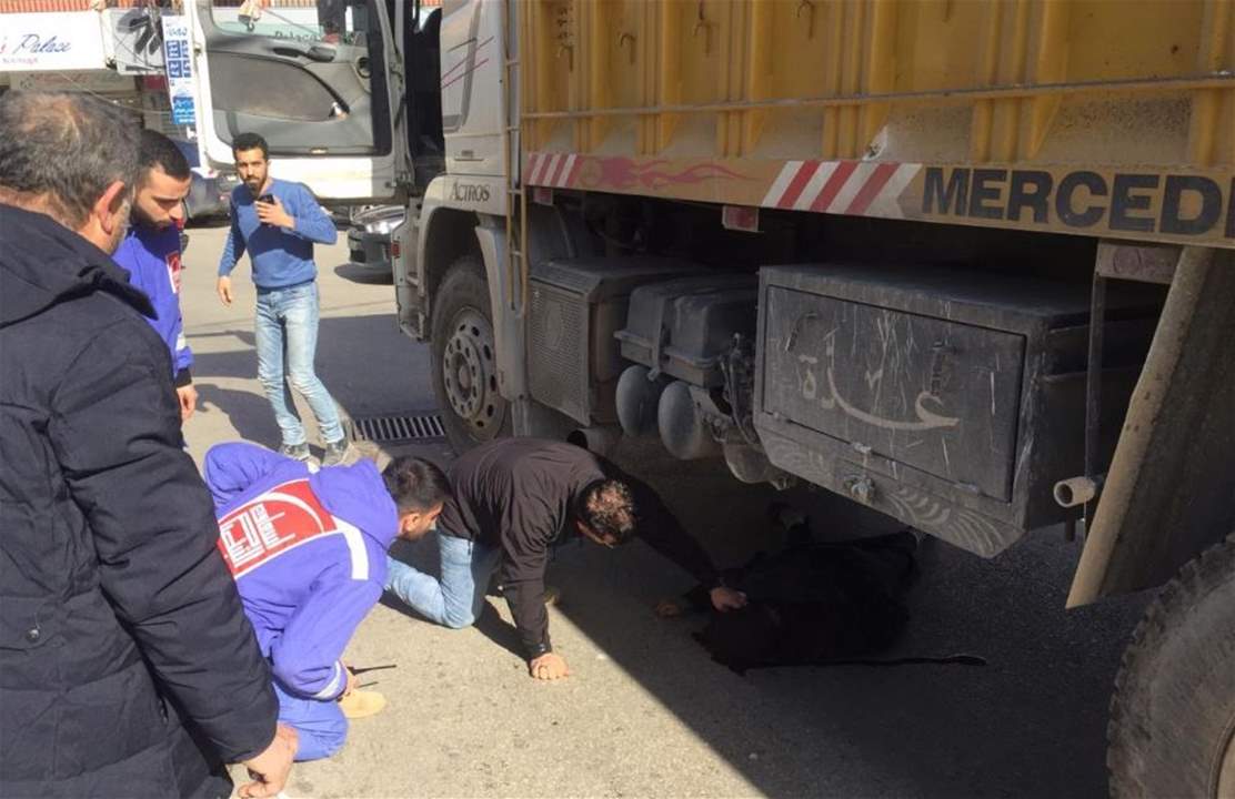 بالصور- شاحنة تدهس امرأة سورية في النبطية! 
