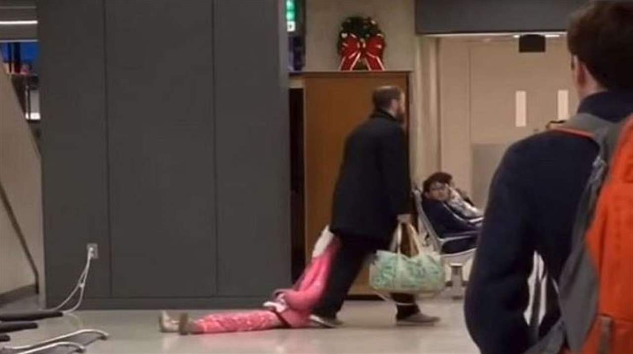 بالفيديو - أب يسحل ابنته في المطار!