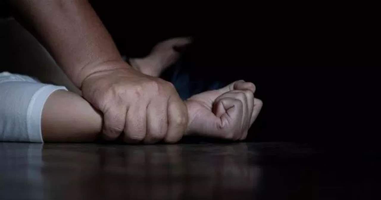 بالصور - "رجال دين" يمارسون الجنس مع الموتى ويدخنون الماريغوانا! 