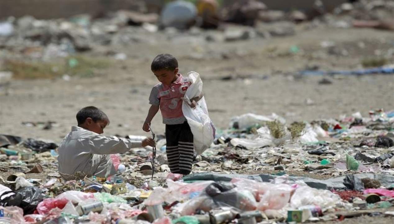 مديرة مدرسة تشكو من أن بعض تلاميذها يأكلون من القمامة! 