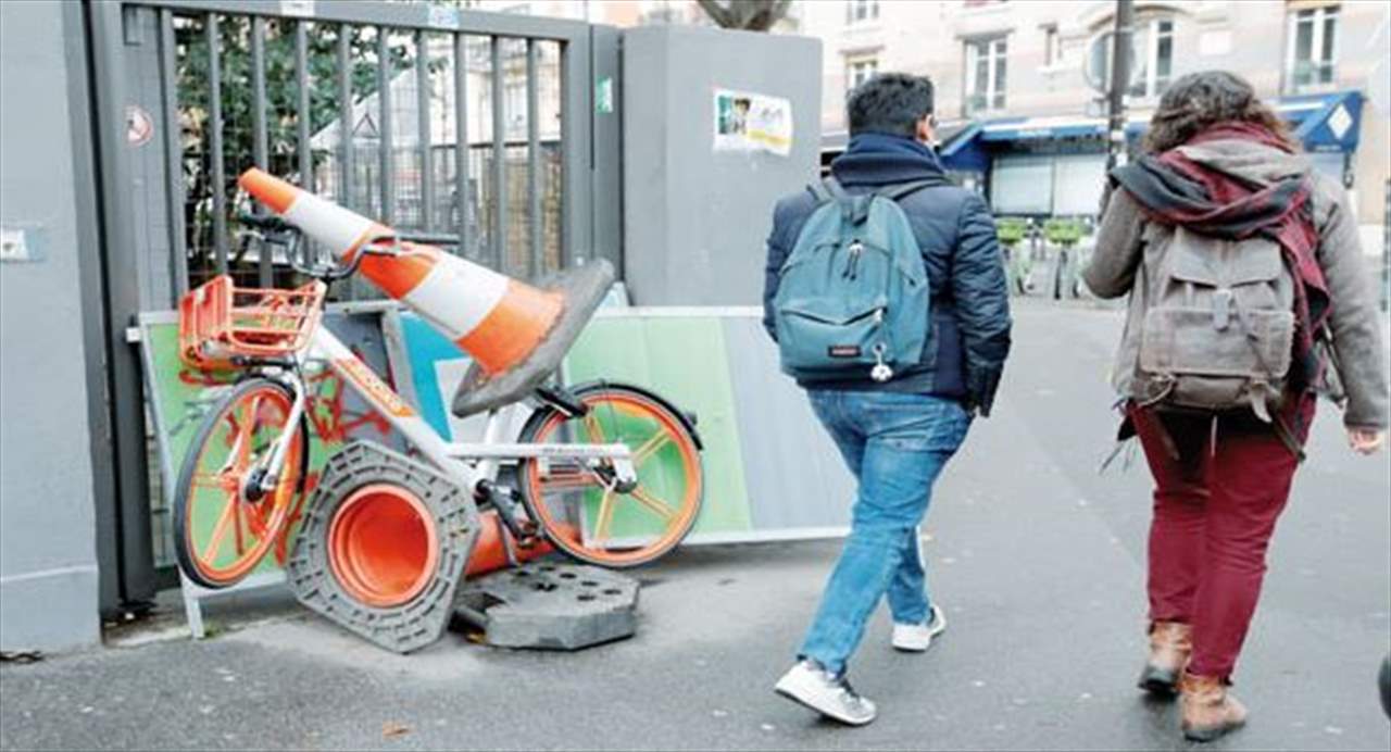 مديرة مدرسة تشكو من أن بعض تلاميذها يأكلون من القمامة! 