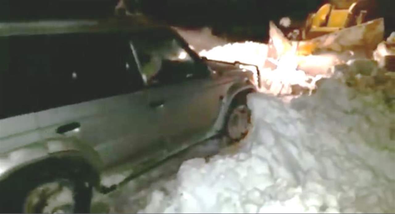 سحب سيارة رباعية الدفع في القموعة على متنها اطفال