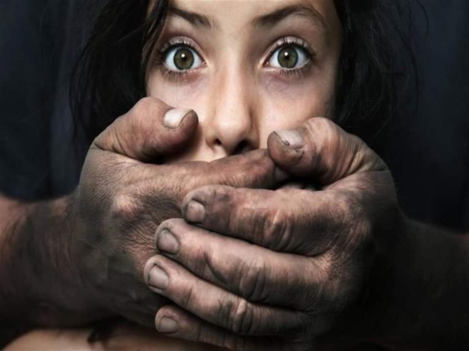 لم تشفع لها توسّلاتها..."وحش بشري" يستدرج طفلة إلى محلّه ويغتصبها!