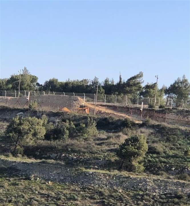 بالصور - العدو الإسرائيلي يستأنف أعمال بناء الجدار على الحدود مع لبنان