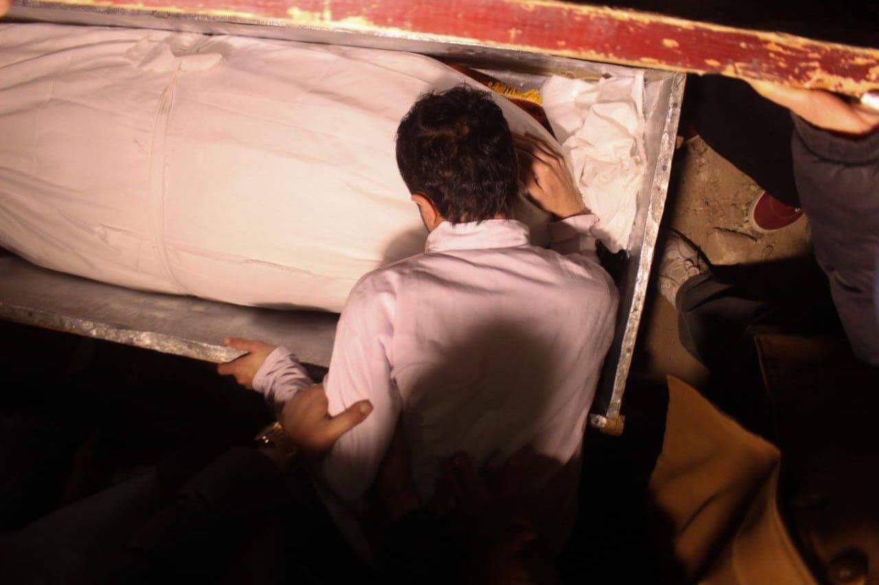 كوميدي مصري يخرج من سجنه ليقبّل والده قبل دفنه... ثم يعود إلى الحبس!