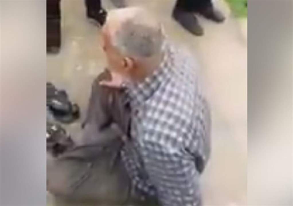 بالفيديو- شرطي سوري ينقذ مسناً حاول الانتحار في مدينة حماة