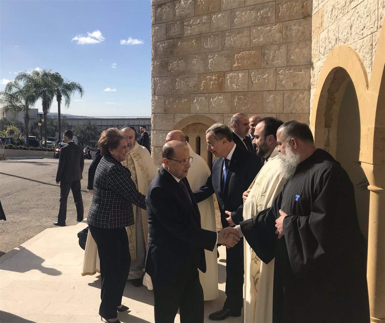 وصول الرئيس عون واللبنانية الأولى للمشاركة في القداس الإلهي لمناسبة عيد القديس انطونيوس في دير مار انطونيوس في بعبدا