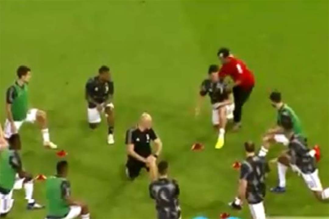 بالفيديو: مشجع سعودي اقتحم الملعب من اجل "سيلفي" مع رونالدو